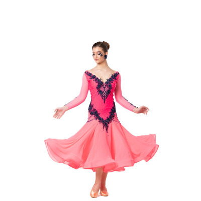 Weekend dress rental model 3